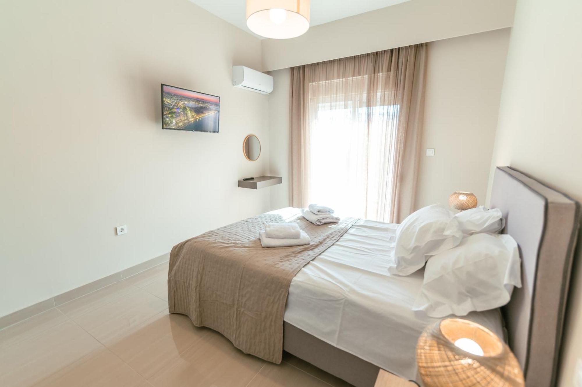 Brand New Elegant Suite Platanion ภายนอก รูปภาพ