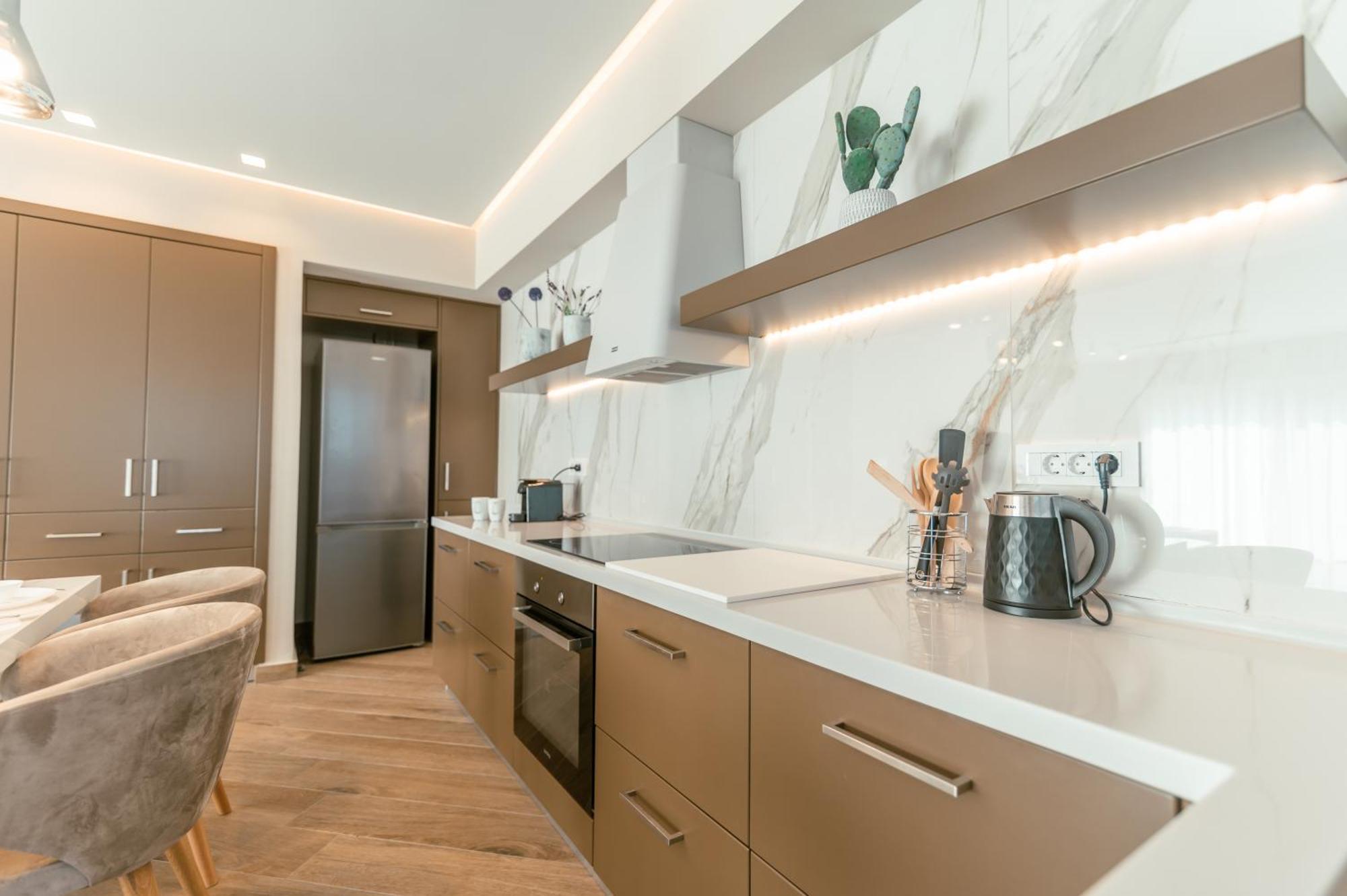 Brand New Elegant Suite Platanion ภายนอก รูปภาพ