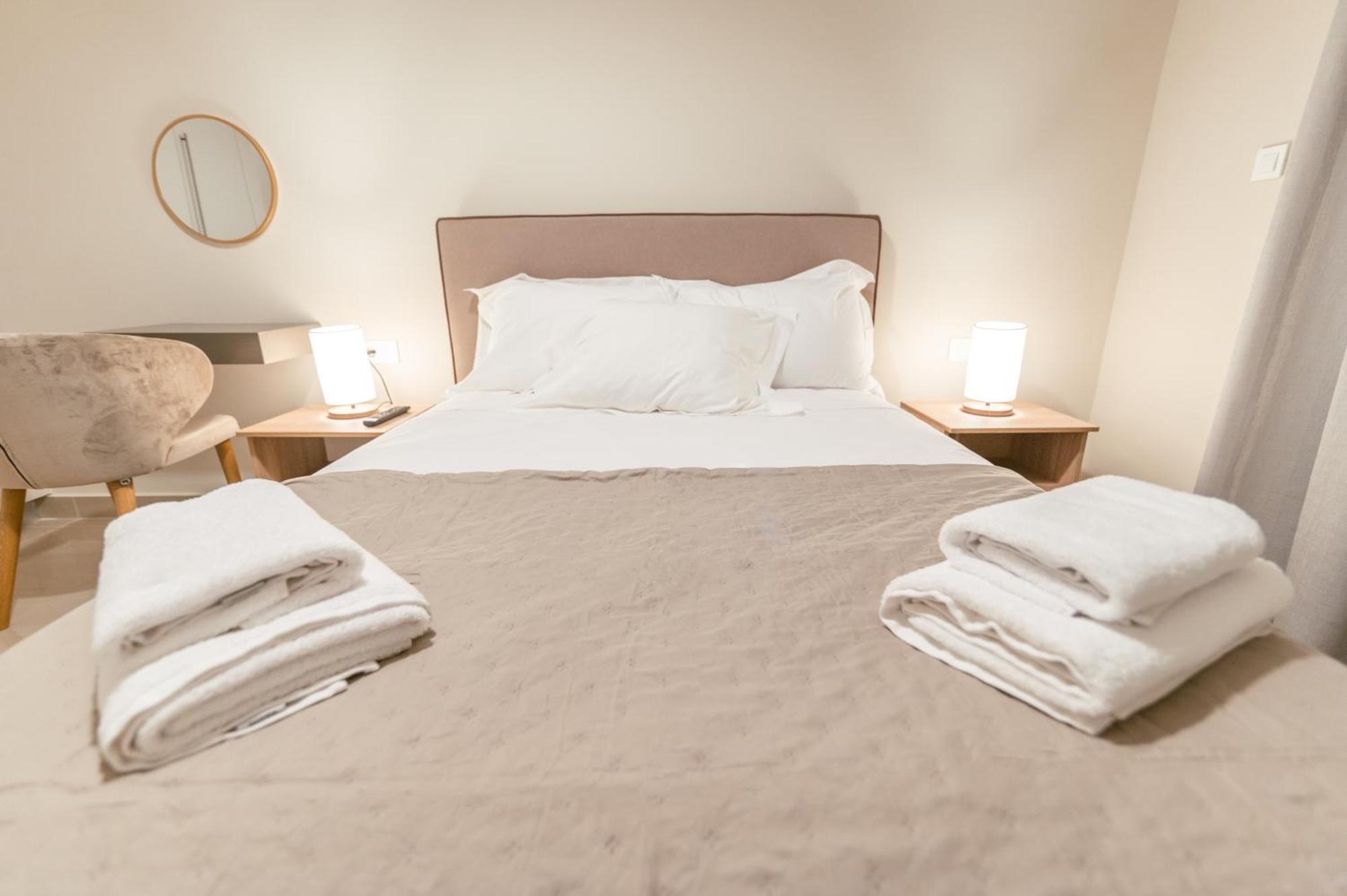 Brand New Elegant Suite Platanion ภายนอก รูปภาพ