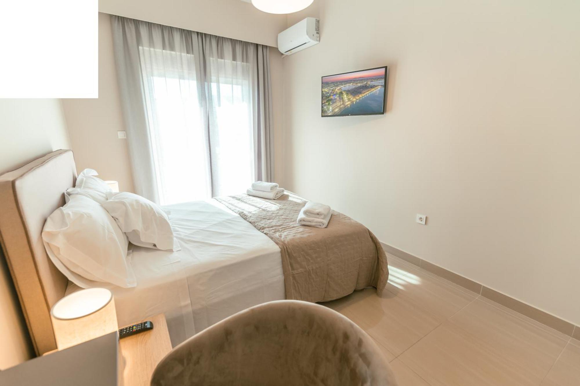 Brand New Elegant Suite Platanion ภายนอก รูปภาพ