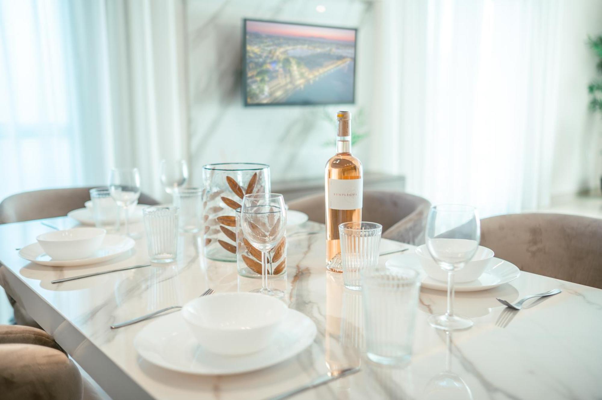Brand New Elegant Suite Platanion ภายนอก รูปภาพ