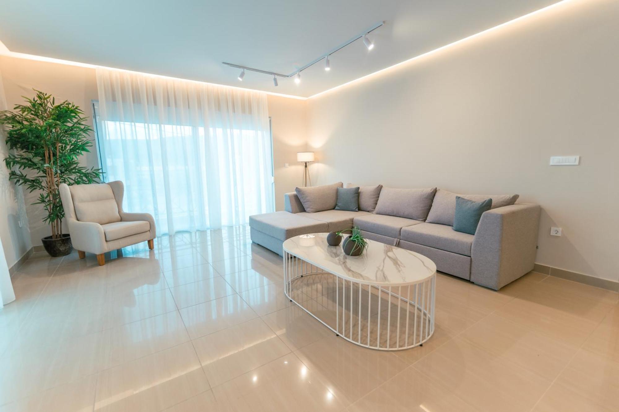 Brand New Elegant Suite Platanion ภายนอก รูปภาพ
