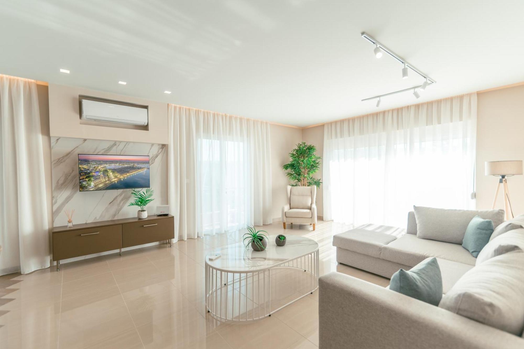 Brand New Elegant Suite Platanion ภายนอก รูปภาพ